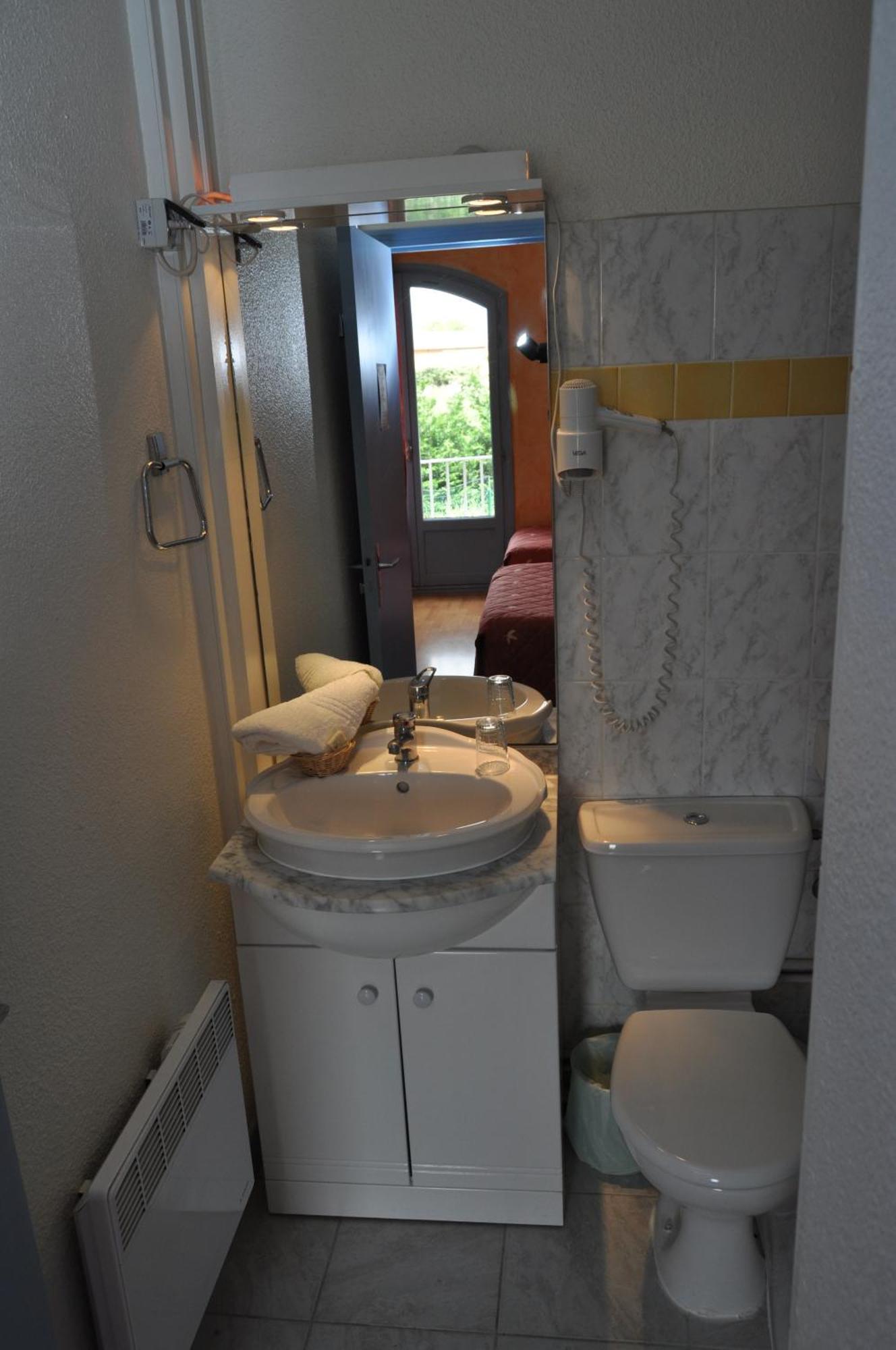 Les Mimosas Hotell Lunel  Eksteriør bilde